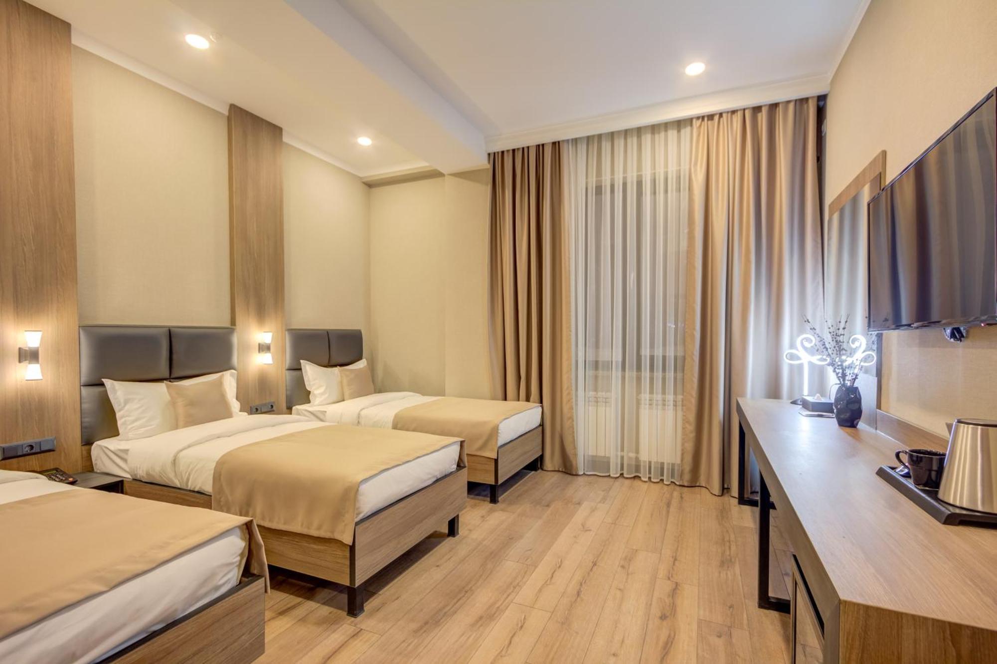 Sara Boutique Hotel Bisjkek Buitenkant foto
